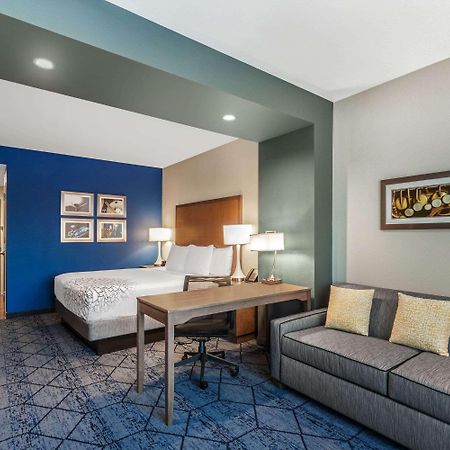 La Quinta Inn & Suites By Wyndham Kansas City Beacon Hill Екстериор снимка