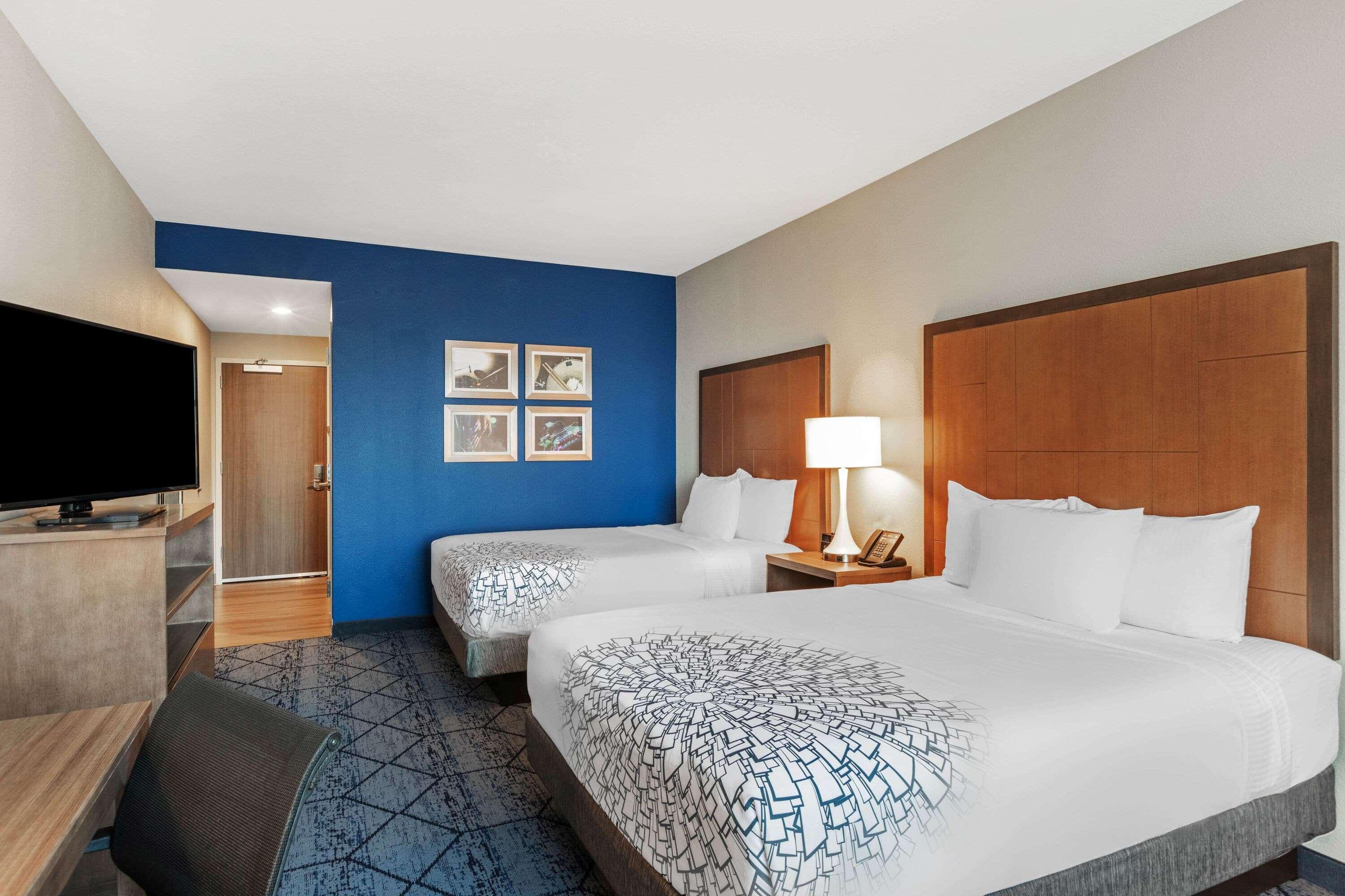 La Quinta Inn & Suites By Wyndham Kansas City Beacon Hill Екстериор снимка