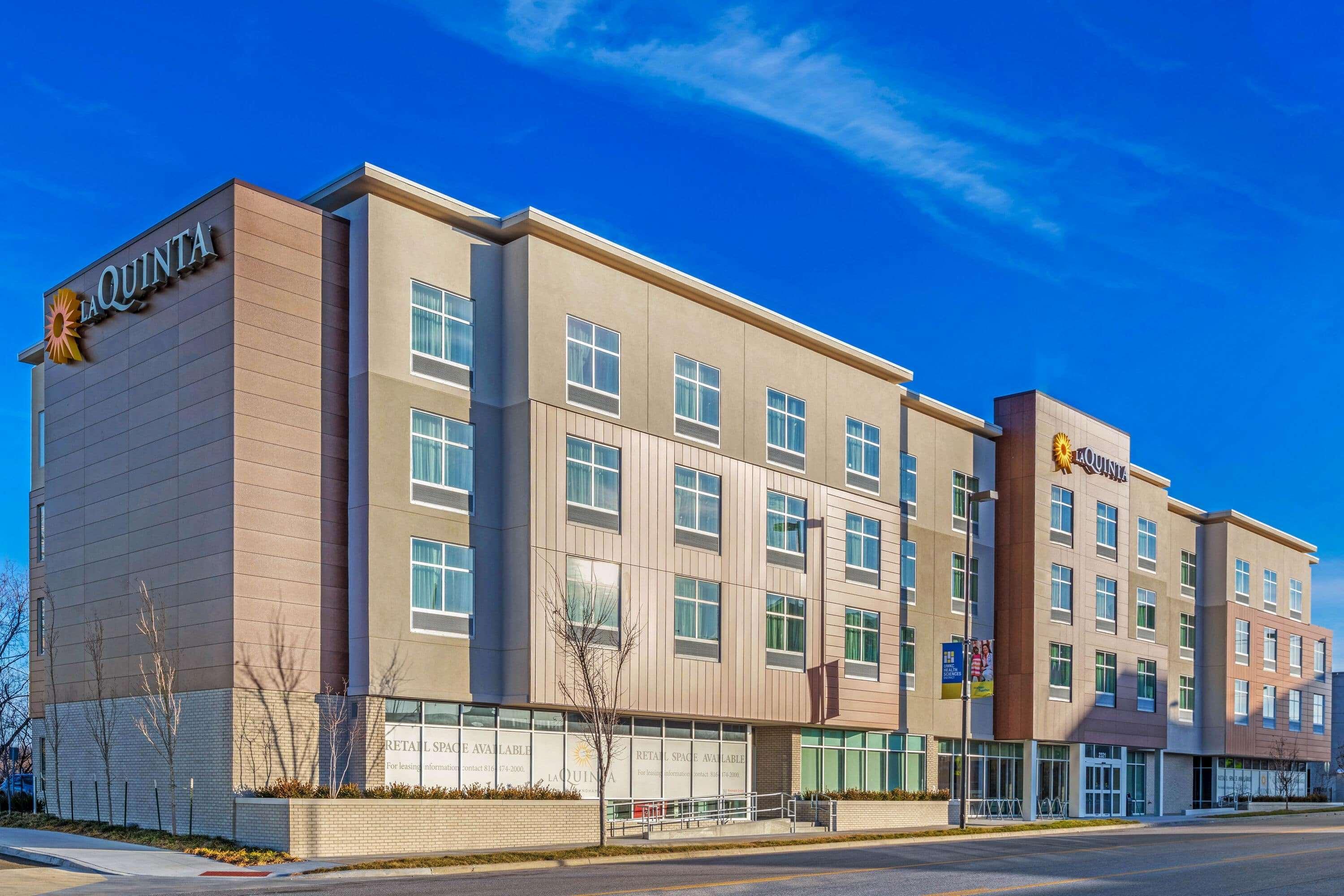 La Quinta Inn & Suites By Wyndham Kansas City Beacon Hill Екстериор снимка