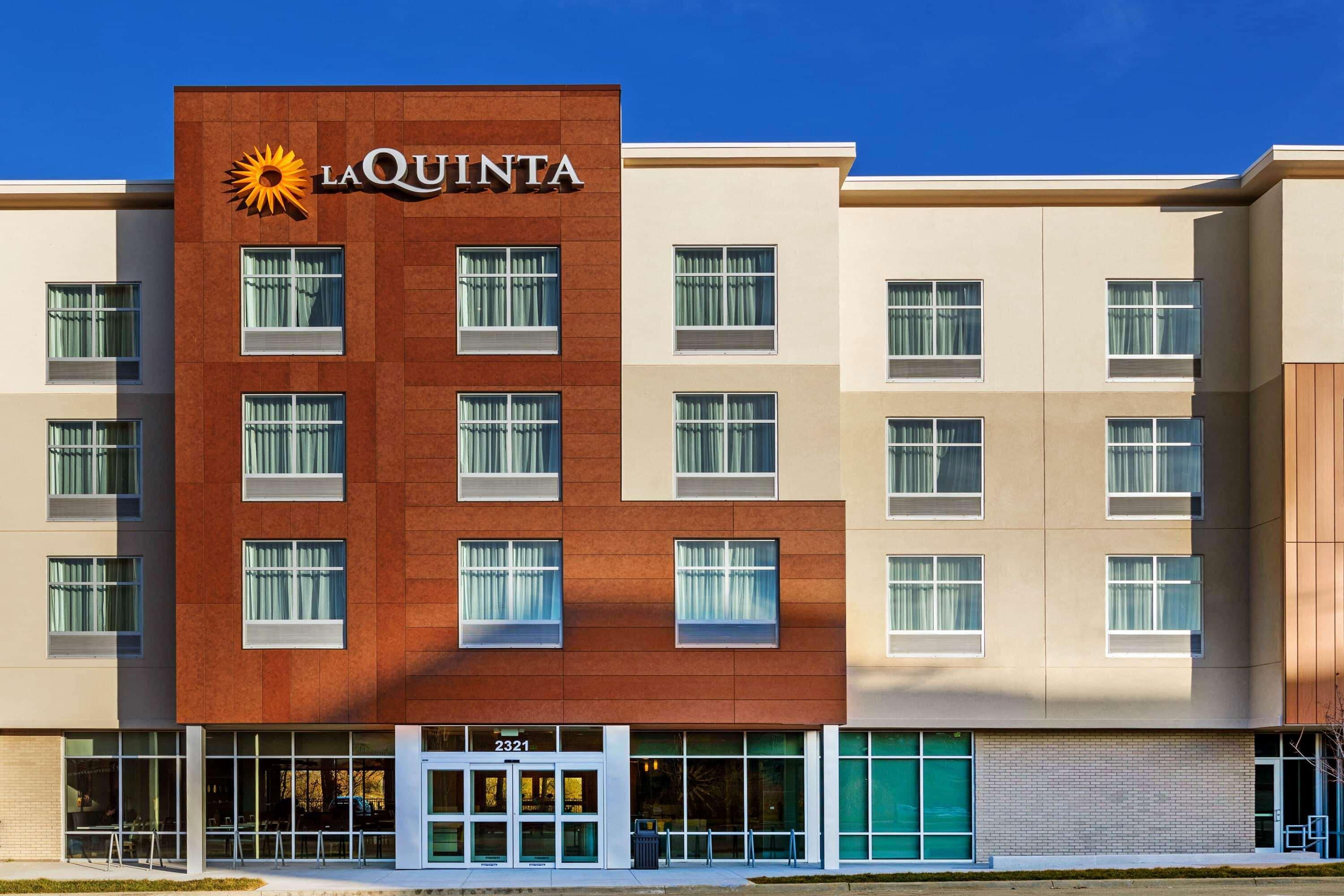 La Quinta Inn & Suites By Wyndham Kansas City Beacon Hill Екстериор снимка