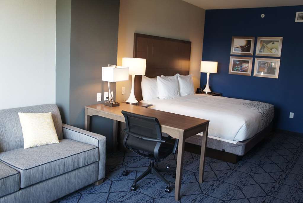 La Quinta Inn & Suites By Wyndham Kansas City Beacon Hill Стая снимка