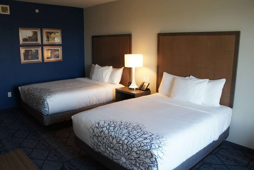 La Quinta Inn & Suites By Wyndham Kansas City Beacon Hill Стая снимка