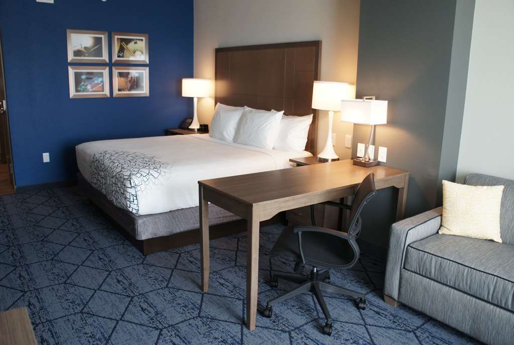 La Quinta Inn & Suites By Wyndham Kansas City Beacon Hill Стая снимка