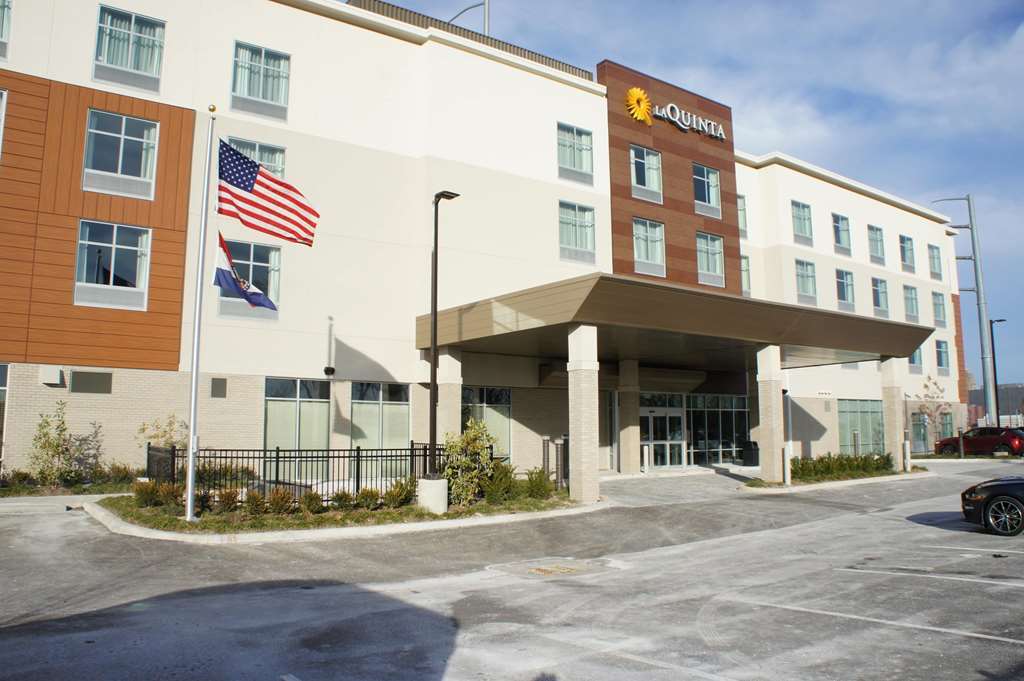 La Quinta Inn & Suites By Wyndham Kansas City Beacon Hill Екстериор снимка