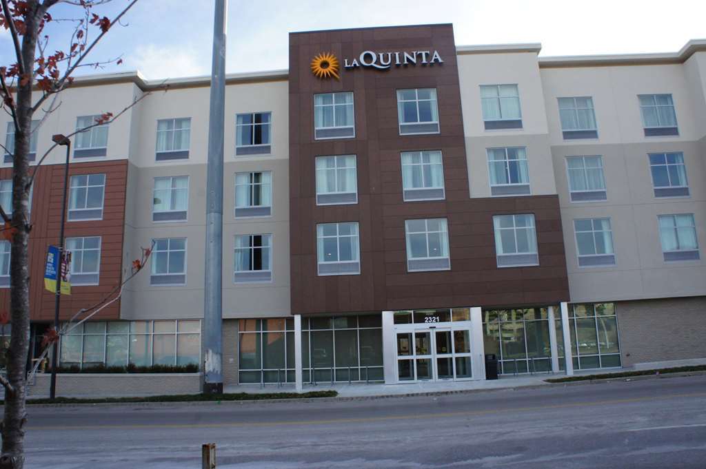 La Quinta Inn & Suites By Wyndham Kansas City Beacon Hill Екстериор снимка